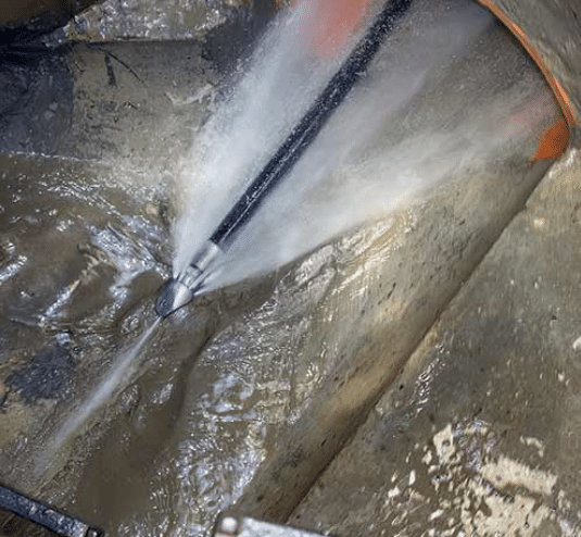 degorgement-canalisation-saclas Dégorgement canalisation à Saclas (91690) : dites adieu aux bouchons sans stress !